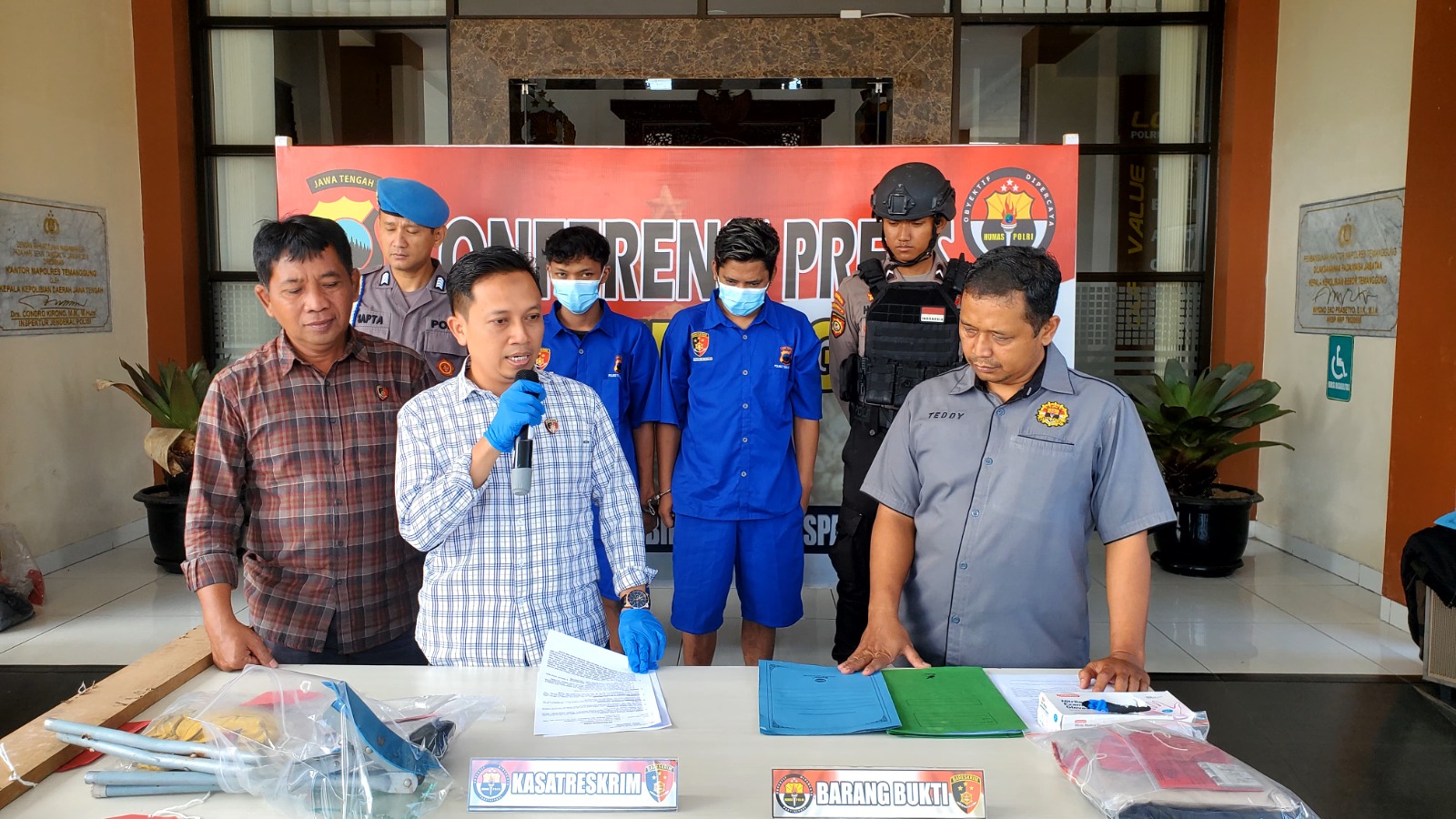 Kanit Pidum Polres Temanggung Iptu Abdul Rochim menjelaskan kronologi kejadian kasus kekerasan yang memakan korban hingga berdarah di bagian perut dan punggung.