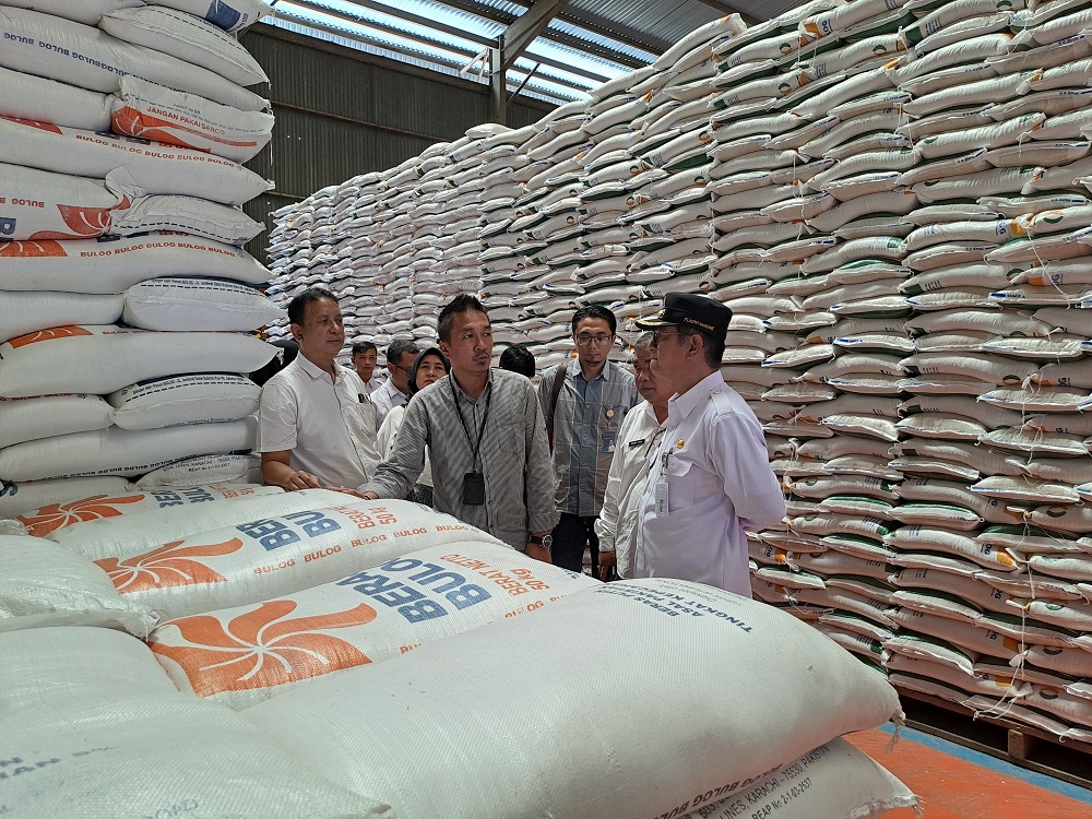 Pj Bupati Magelang Sepyo Achanto saat melakukan pemantauan stok beras di gudang Bulog, Rabu (20/3/2024).