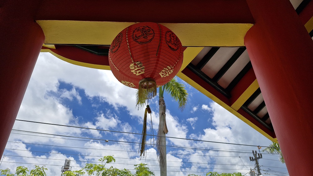 Lampion yang bertuliskan lafal Allah dan Nabi Muhammad dalam tulisan Arab di Masjid Al Mahdi Kota Magelang.