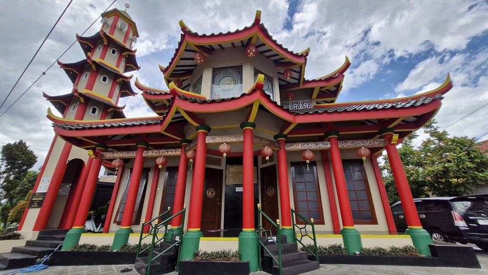 Fasad bangunan Masjid Al-Mahdi bergaya arsitektur Tiongkok. Masjid ini berada di Jalan Delima, Komplek Perumahan Armada Estate, Magelang Utara, Kota Magelang.