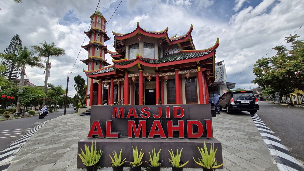Masjid Al Mahdi didirikan di Jalan Delima, Kompleks Perumahan Armada Estate, Magelang Utara.