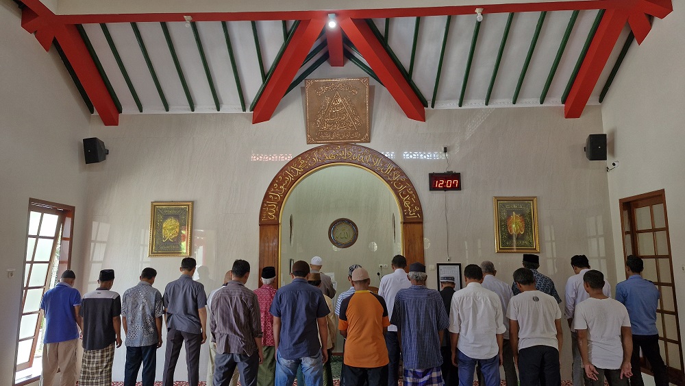 Salat Dzuhur berjamaah di Masjid Al Mahdi di Jalan Delima, Kompleks Perumahan Armada Estate, Magelang Utara.