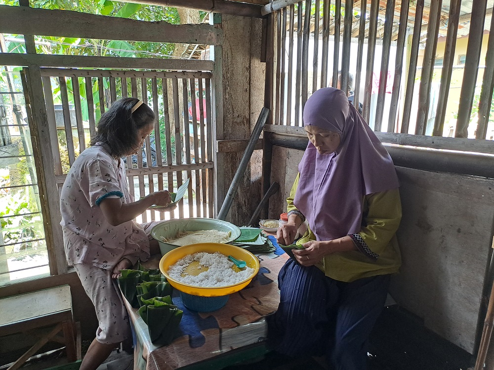 Poningsih dan Kasmirah saat membuat Jemunak. Keduanya generasi Jemunak Mbah Mul di Dusun Karaharjan, Desa Gunungpring, Kecamatan Muntilan, Kabupaten Magelang,