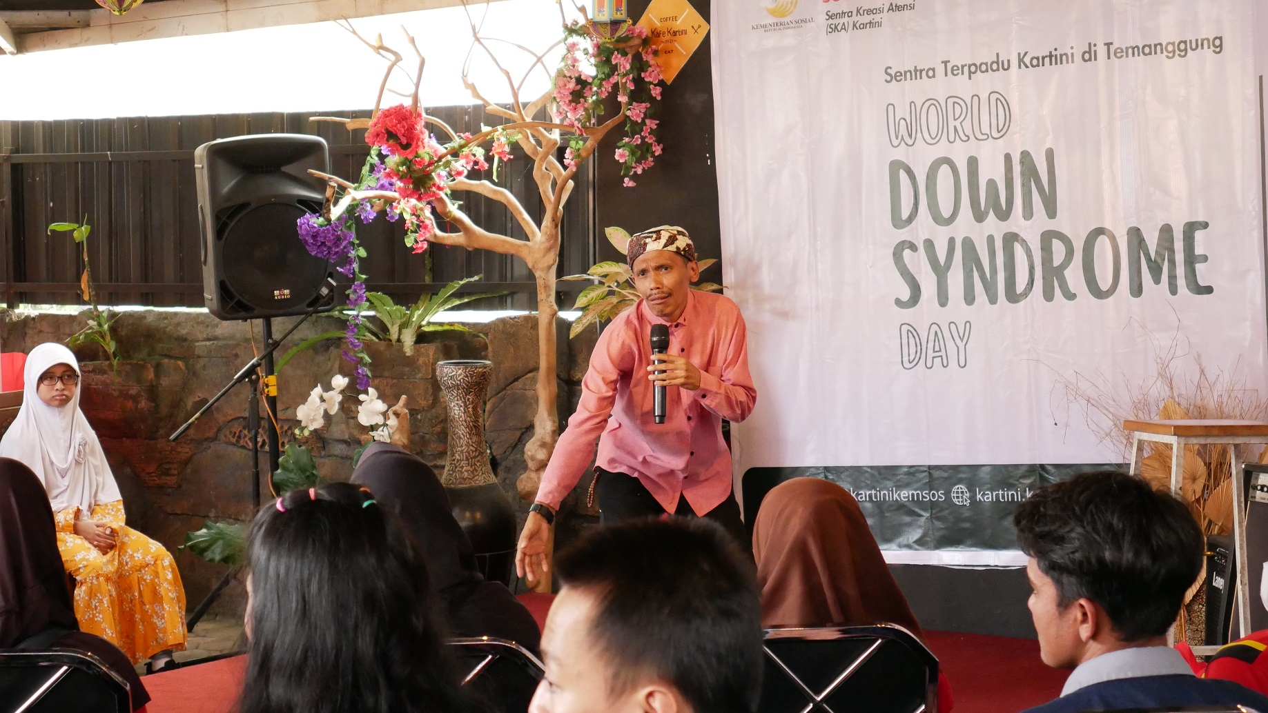 Kak Lukman menghibur anak-anak down syndrome dalam perayaan Hari Down Syndrome Dunia di Sentra Terpadu Kartini Temanggung, Kamis (21/3/2024).