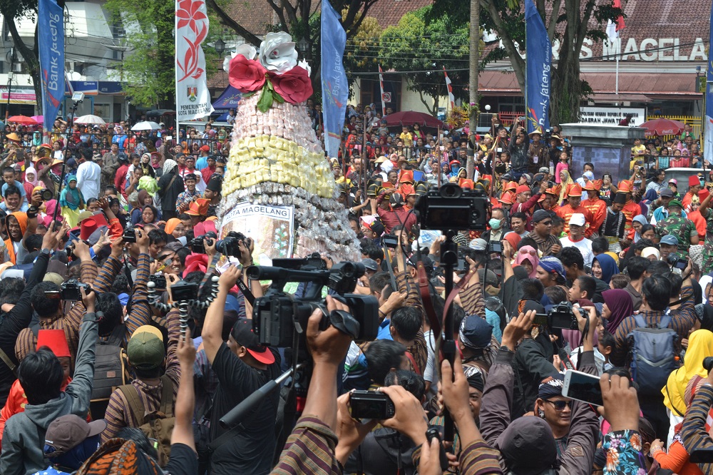 Masyarakat berebut gunungan gethuk di acara Grebek Gethuk tahun 2019.