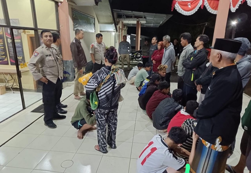 Polres Semarang saat memanggil orang tua remaja yang terlibat perang sarung di Mapolsek Bandungan, Kabupaten Semarang.