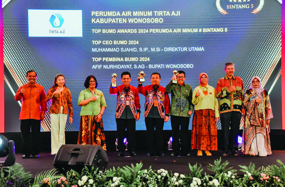 Perumda Air Minum Tirta Aji mendapatkan penghargaan sebagai Top BUMD Awards Bintang 5, serta Top CEO BUMD 2024 yang diraih Direktur Utama Muhammad Sjahid dan Bupati Wonosobo Afif Nurhidayat