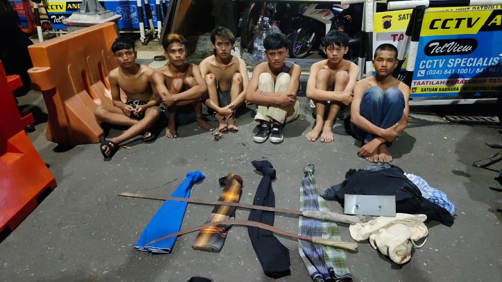 Pelaku tawuran dan barang bukti yang diamankan di Polrestabes Semarang Minggu (24/3/2024).