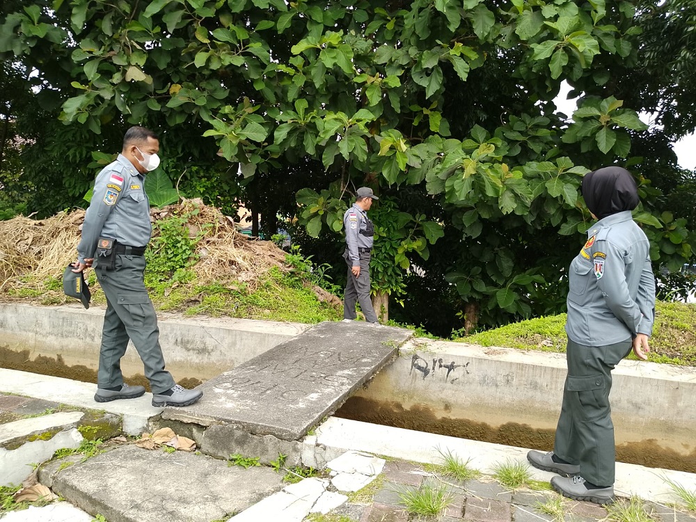 Petugas Satpol PP Kota Magelang saat melakukan patroli di Kali Kota yang menjadi tempat mesum pelajar SMP.