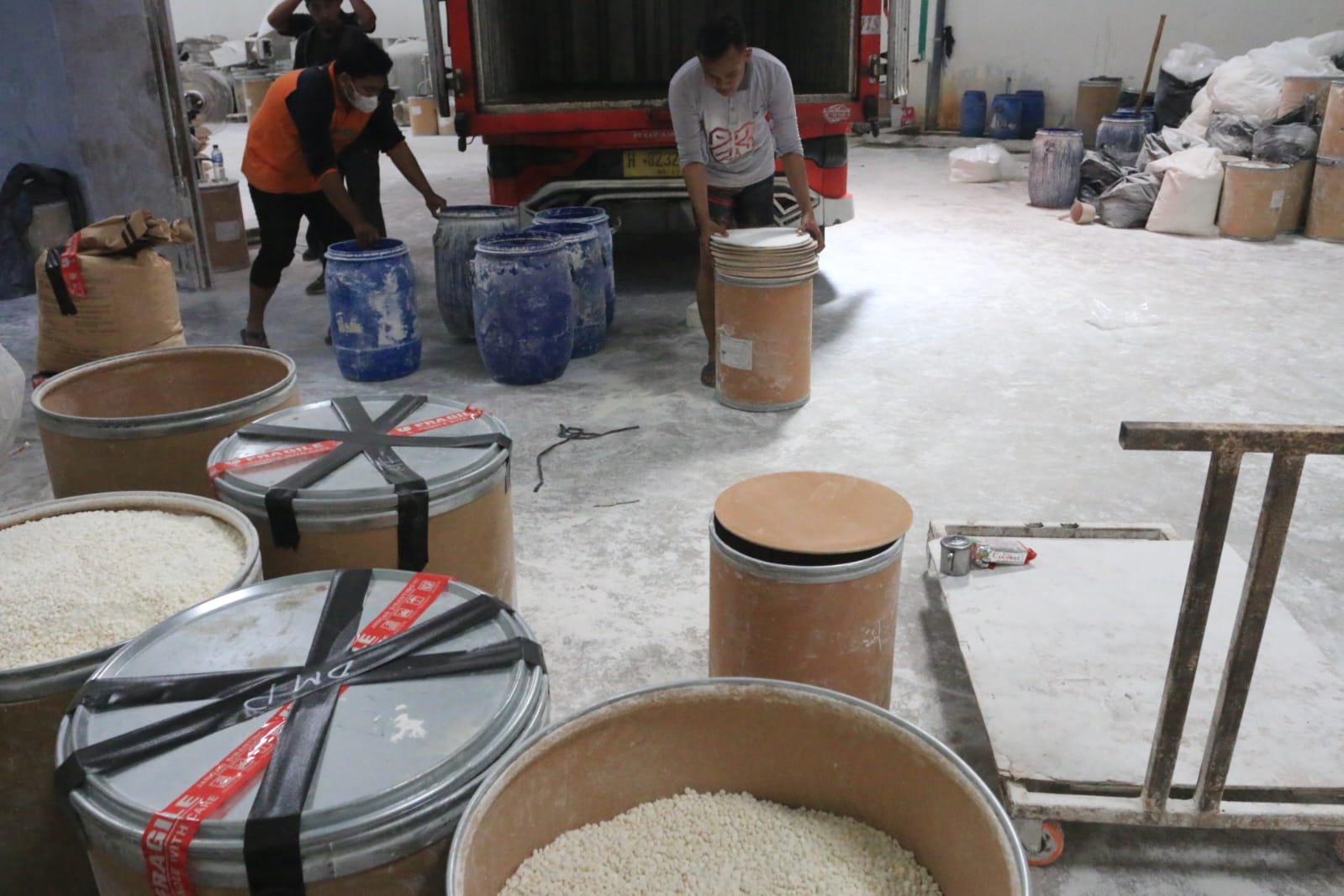 Tiga bangunan gudang di wilayah Kawasan Industri Candi, Kecamatan Ngaliyan, Kota Semarang, digerebek petugas BPOM, BAIS dan BIN, Senin (25/3/2024) sekitar pukul 10.00.