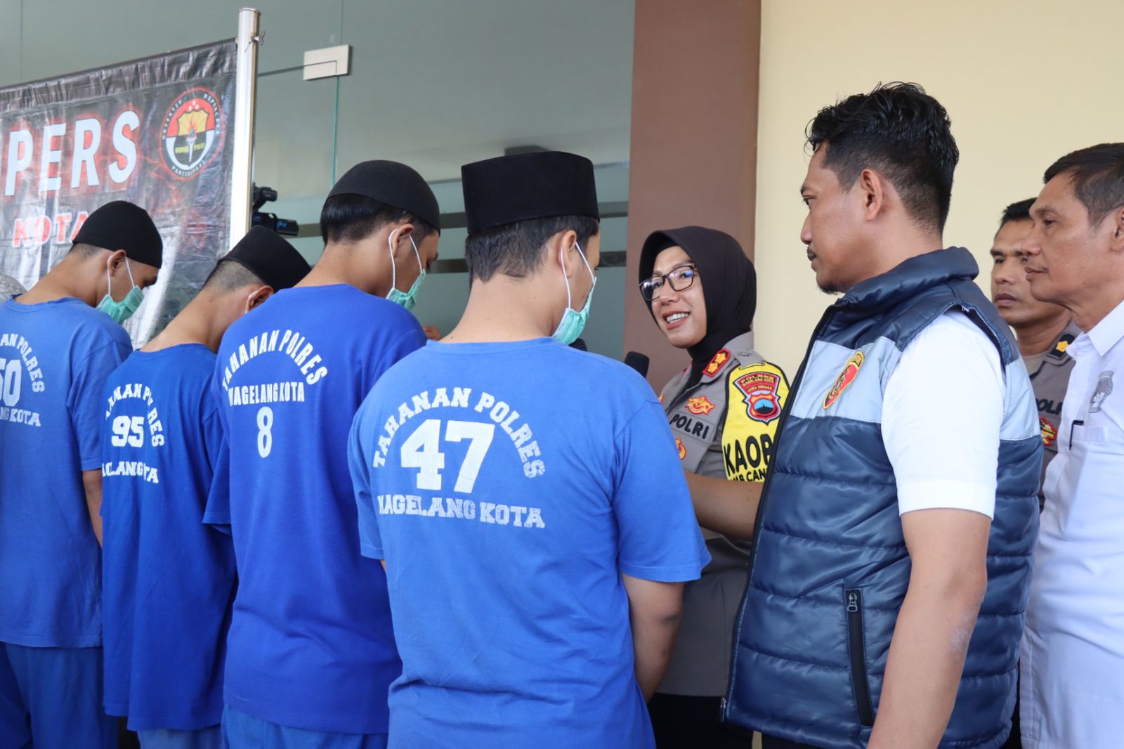 Kapolres Magelang Kota AKBP Herlina saat menginterogasi tersangka pembuat maupun penjual bahan petasan, Rabu (27/3/2024).