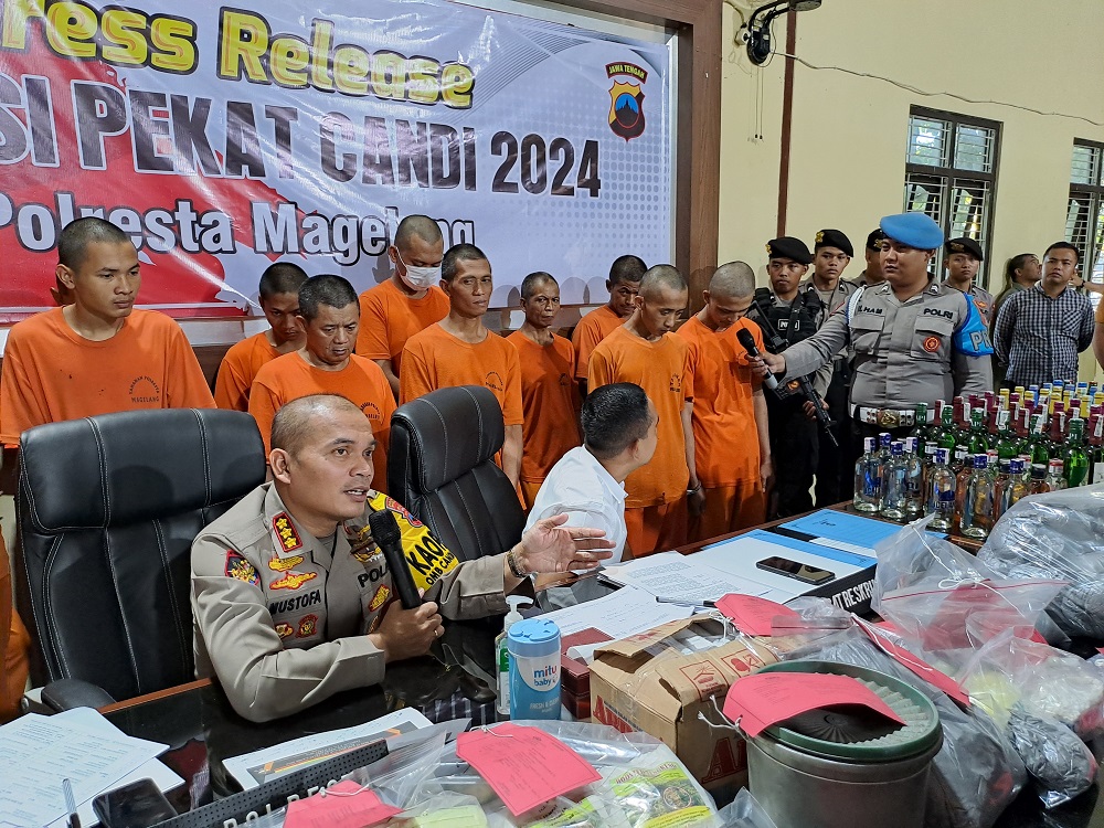 Kapolresta Magelang Kombes Pol Mustofa saat merilis kasus peredaran obat mercon, perjudian, dan miras di wilayah Kabupaten Magelang , Rabu (27/3/2024