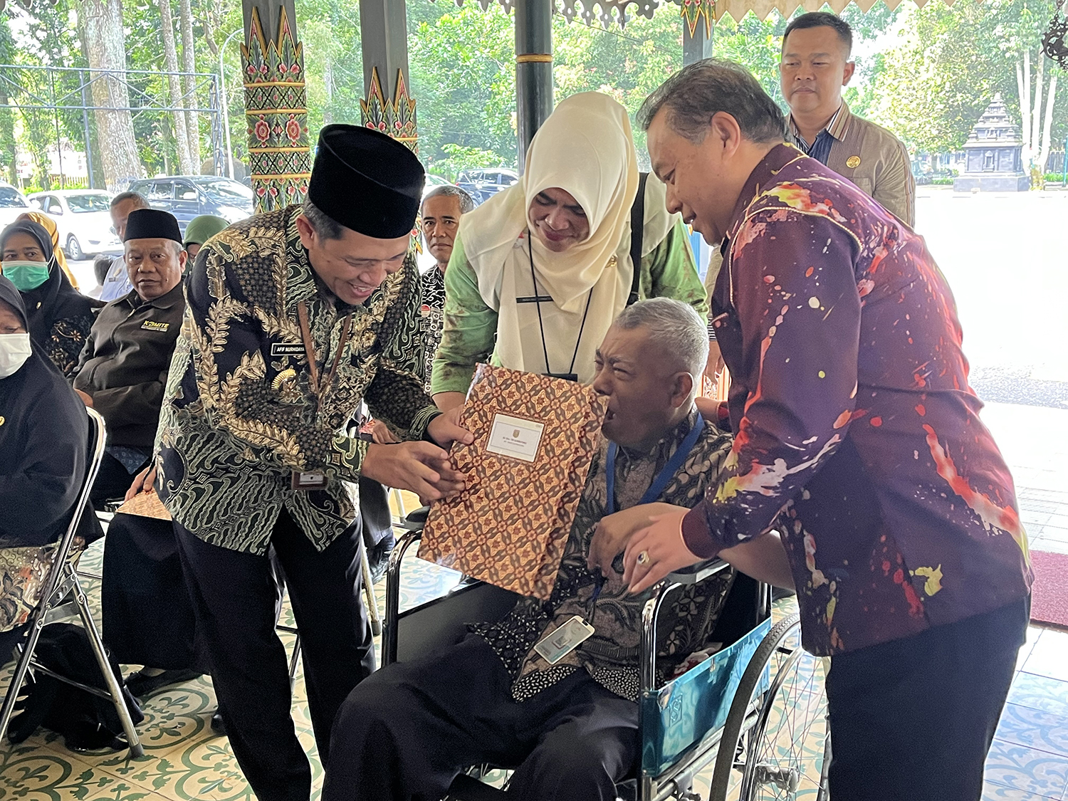 Bupati Wonosobo Afif Nurhidayat dan Wabup Muhammad Albar menyerahkan SK pensiun di Pendopo Selatan, kemarin (26/3/2024).