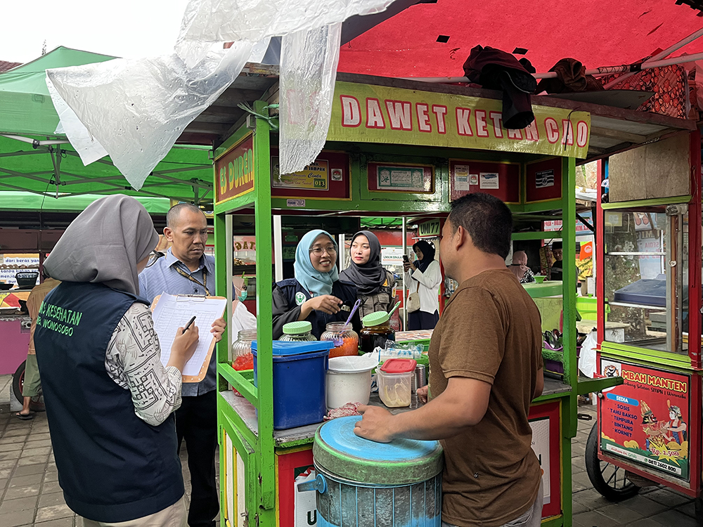 Tim inspeksi kesehatan lingkungan sidak ke penjual makanan untuk mengetahui kebersihannya.