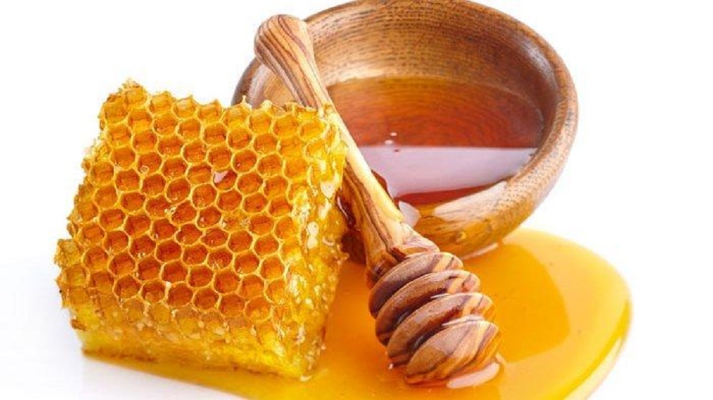 Madu memiliki berbagai kandungan banyak mineral dan mengandng tujuh vitamin B kompleks dan di dalammya terdapat kandungan vitamin C.