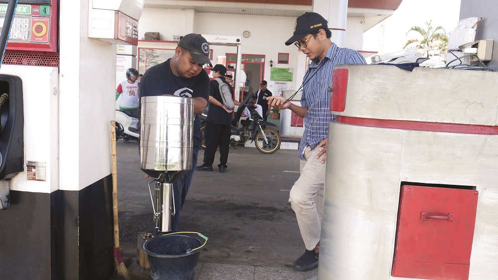 Petugas Dinkopdag dan Polres Temanggung melakukan tera ulang di SPBU Bengkal Kecamatan Kranggan, Jumat (29/3/2024).