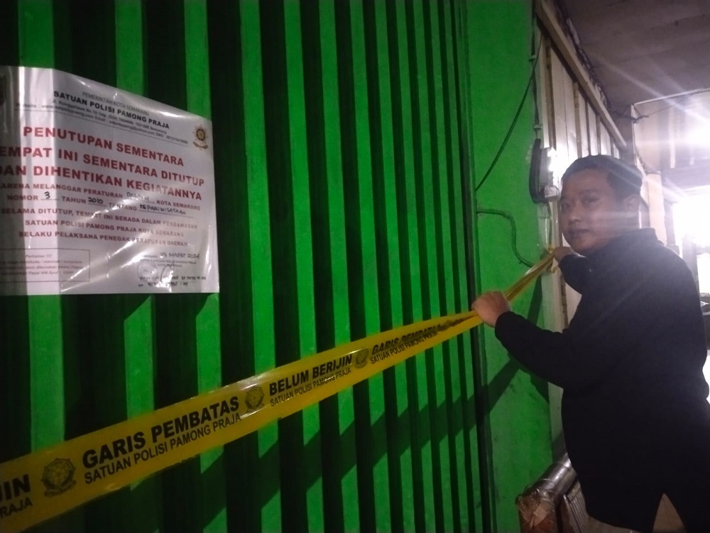Salah satu tempat hiburan di Kota Semarang disegel Satuan Polisi Pamong Praja (Satpol PP) karena melanggar aturan jam buka selama Ramadan, Jumat (29/3/2024) dini hari.