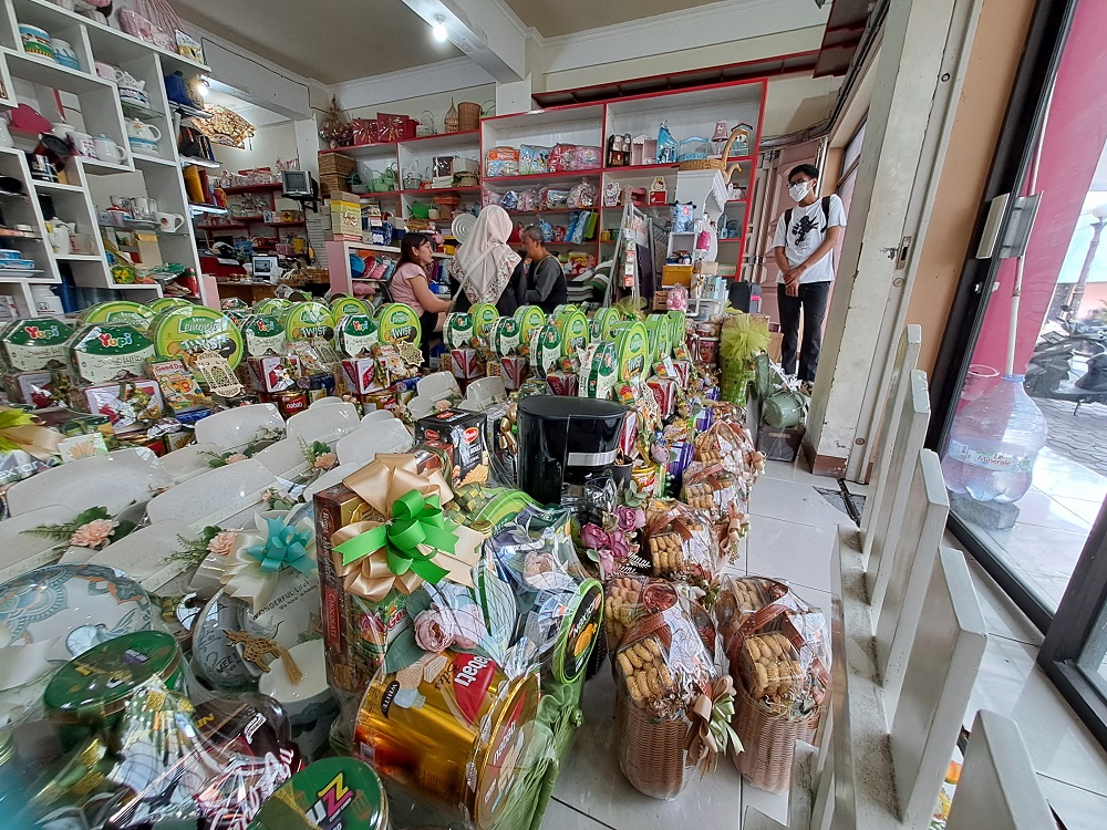 Toko parsel di Jalan Daha, Kemirirejo, Kota Magelang ini dibanjiri pesanan.