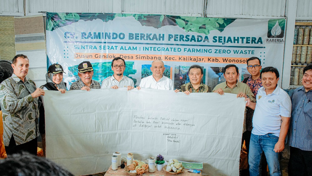 Menteri Koperasi dan UKM Teten Masduki didampingi Wakil Bupati Wonosobo M Albar menunjukkan kain berbahan dasar serat linen, Sabtu (30/3/2024).