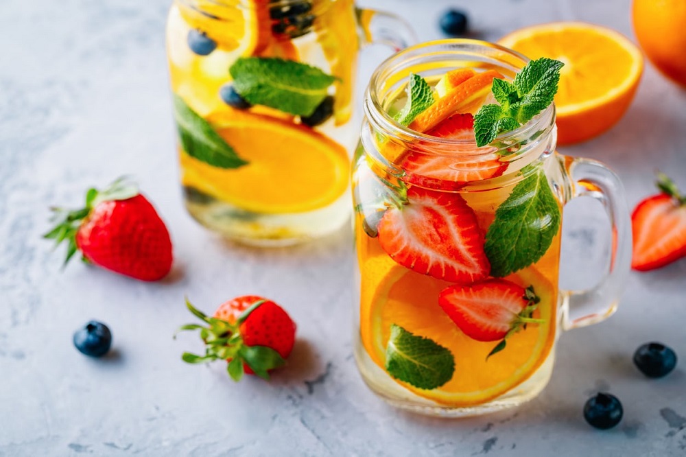 Untuk mengontrol kadar gula darah, anda bisa mengonsumsi infused water buah campuran.