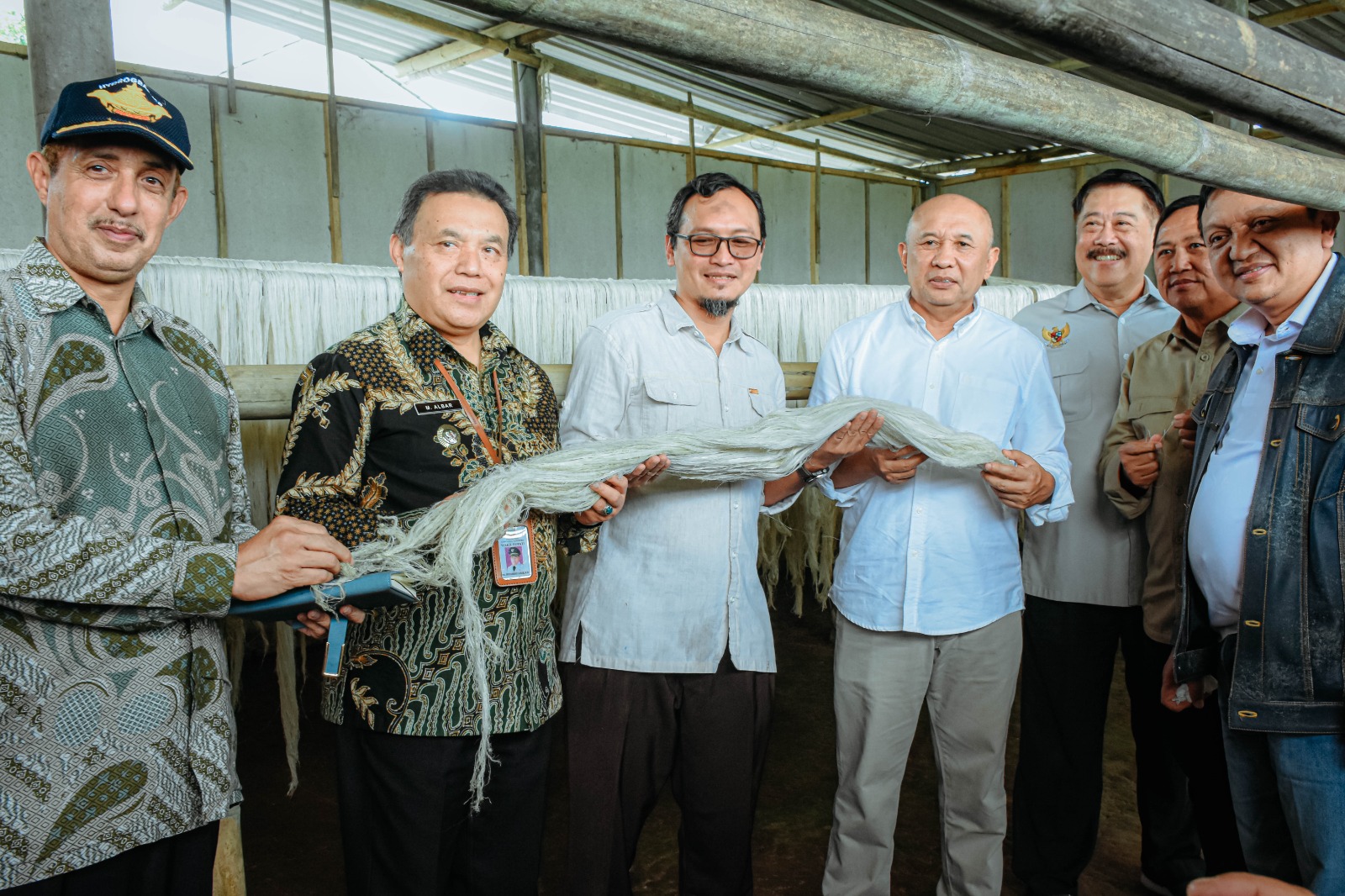Menteri Koperasi UKM Teten Masduki bersama Wabup Wonosobo Muhammad Albar ketika berkunjung ke home industry serat rami di Desa Simbang Kejajar, Wonosobo, Sabtu (30/3/2024).