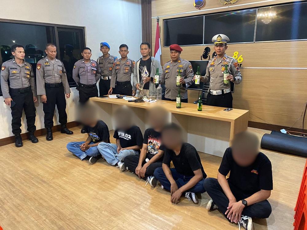 Lima peserta buka puasa bersama diamankan karena pesta miras dan berencana melakukan tawuran saat buka puasa bersama di Kampung Ulu Resort Kawasan Pabelan, Kecamatan Mungkid,  Kabupaten Magelang