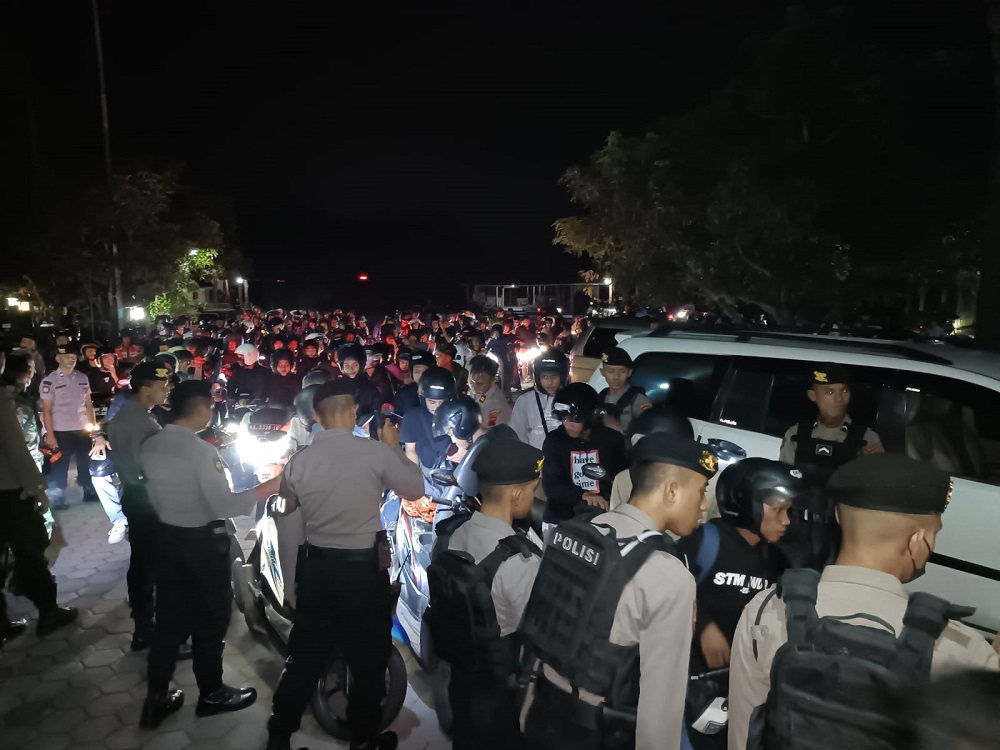 Petugas Polresta Magelang membubarkan acara buka puasa bersama pelajar dan alumni SMK Windusari Magelang di Kampung Ulu Resort Kawasan Pabelan, Kecamatan Mungkid,  Kabupaten Magelang, Jumat (29/3/2024
