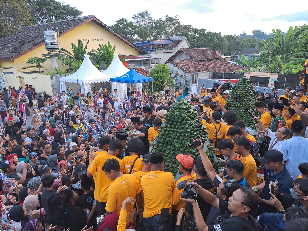 Warga berebut Jemunak di halaman Masjid Al Ikhlas Dukuhan, Desa Gunungpring, Kecamatan Muntilan, Kabupaten Magelang dalam agenda Grebeg Jemunak Minggu (31/3) sor