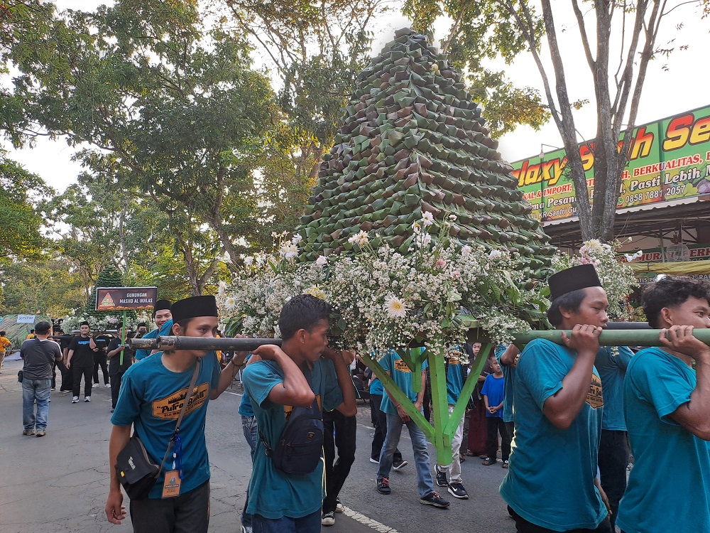 Gunungan jemunak yang diperebutkan warga