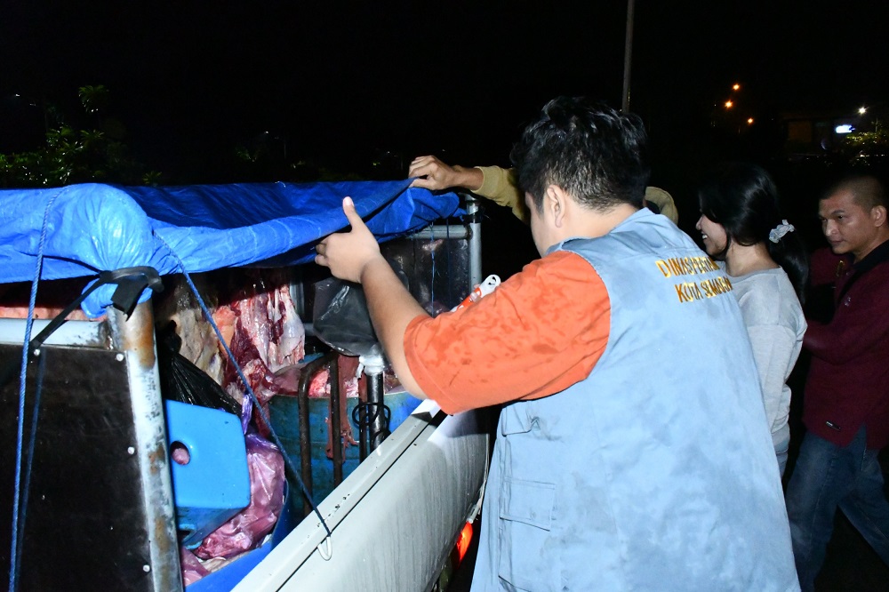 Petugas Dinas Pertanian (Dispertan) Kota Semarang melakukan pengecekan daging sapi di mobil pikap yang memasok ke pasar tradisional di Kota Semarang.