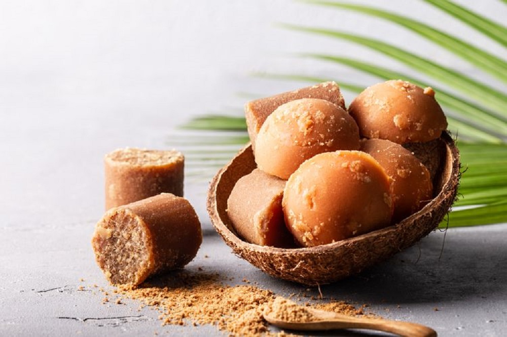 Gula aren terbuat dari nira pohon aren dan terkenal sebagai alternatif yang lebih sehat dari pemanis lainnya.