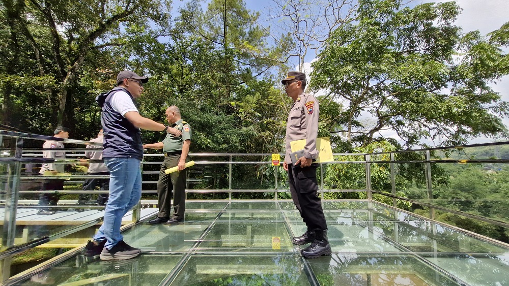 Pengecekan wahana di Taman Kyai Langgeng Ecopark Kota Magelang, Rabu (3/4/2024).