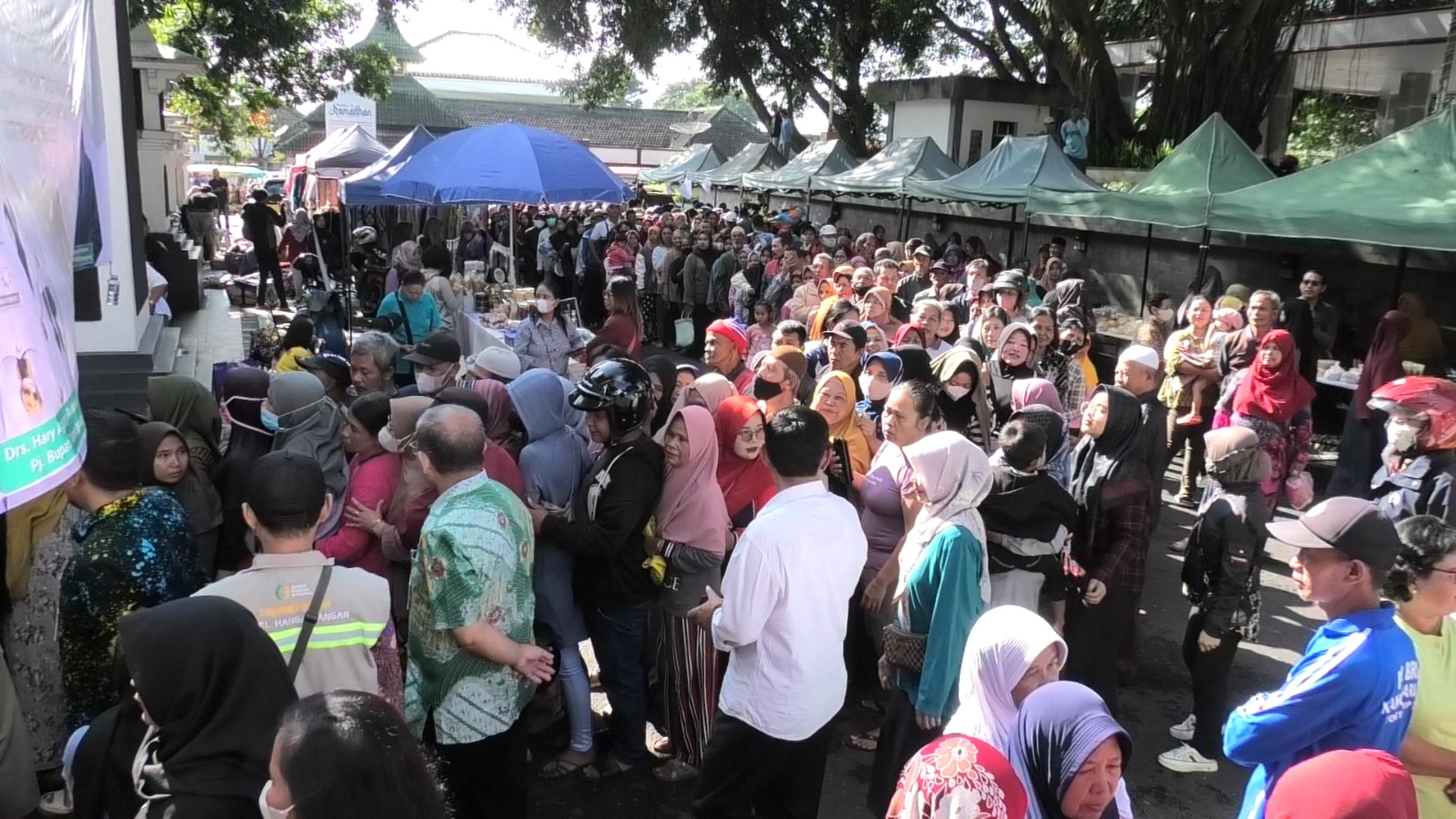 Warga Temanggung mengantre di Gerbang pendopo Pengayoman Temanggung untuk membeli beras SPHP, Selasa (2/4/2024).