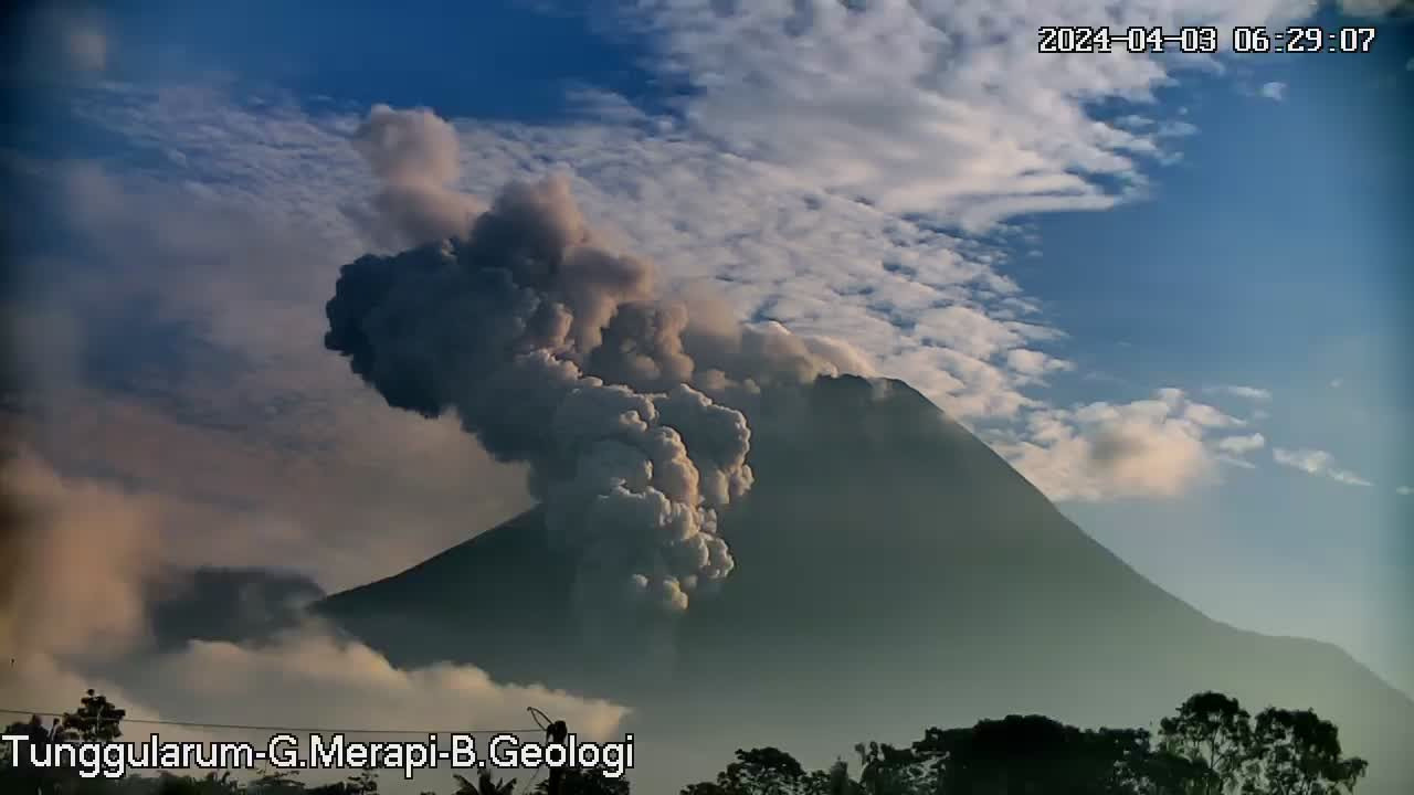 Penampakan Gunung Merapi Rabu (3/4/2024) pagi saat mengeluarkan awan panas guguran (APG).