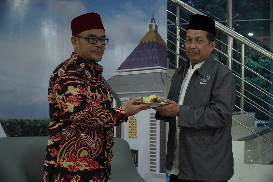 Rektor Untidar (kiri) Prof Dr Sugiyarto dalam syukuran dan doa bersama  pembangunan masjid dan laboratorium rekayasa di Gedung KTU kemarin.