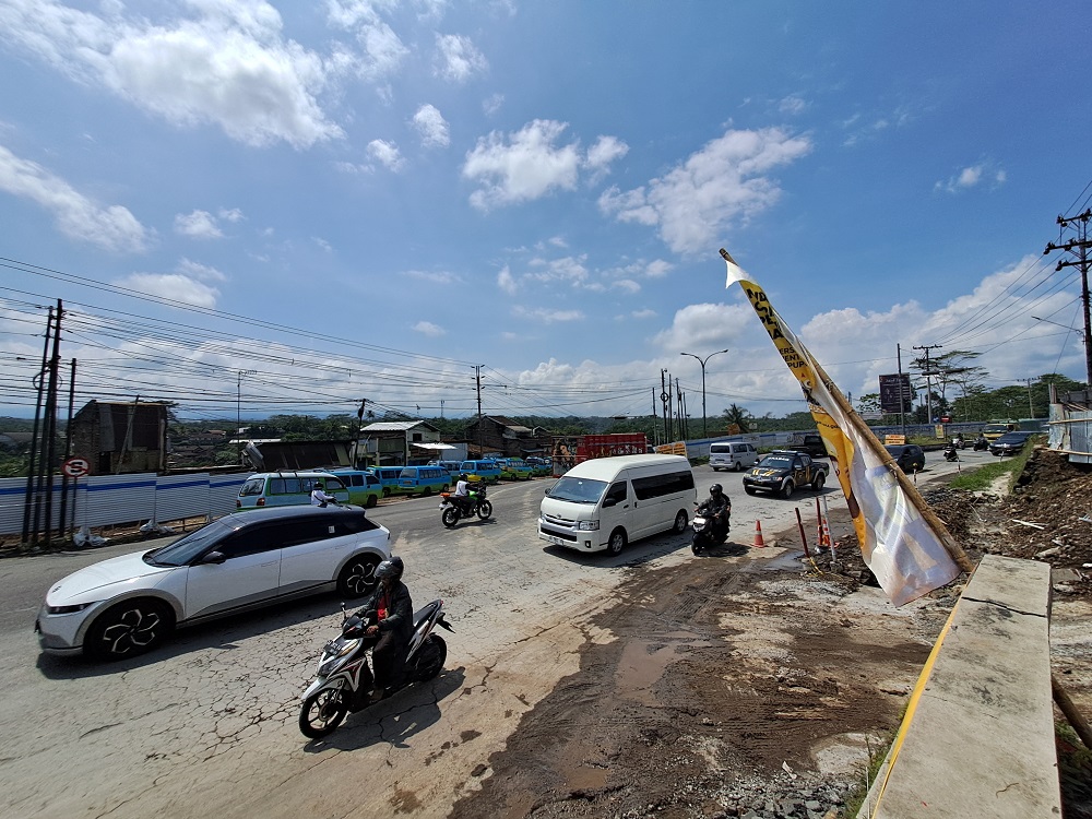 Kondisi Simpang Canguk Kota Magelang yang masih dalam proses pembangunan jalan layang (flyover) dan semi underpass.