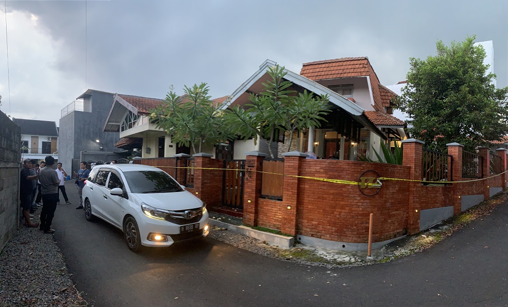 Rumah di Jalan Ngesrep Barat IV Srondol Kulon, Banyumanik, Kota Semarang yang diduga sebagai pabrik sabu dan happy water dijaga polisi, Rabu (3/4/2024) sore.