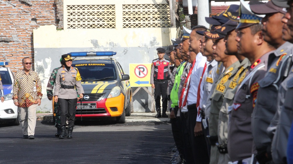 Kapolres Magelang Kota AKBP Herlina dan Wali Kota Magelang dr Muchammad Nur Aziz saat Apel Gelar Pasukan Operasi Ketupat Candi 2024 di halaman Mapolres Magelang Kota, Kamis (4/4/2024)