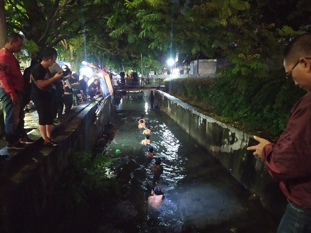 Anggota gangster Kalibaru All Star Kota Semarang dihukum menyusuri selokan di depan Mapolrestabes Semarang setelah ditangkap polisi.