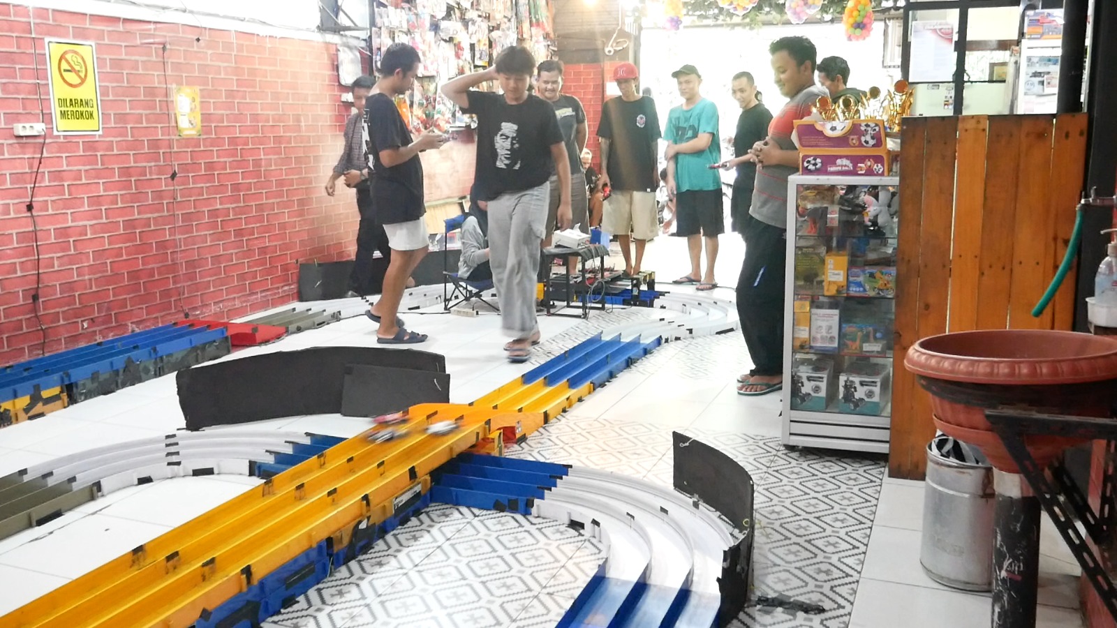 Warga bermain tamiya di track Tamiya Rema Temanggung sambil menunggu buka puasa.