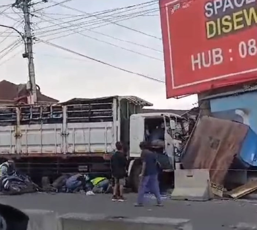 Kecelakaan beruntun di turunan Kertek, Wonosobo, Jumat (5/4/2024)