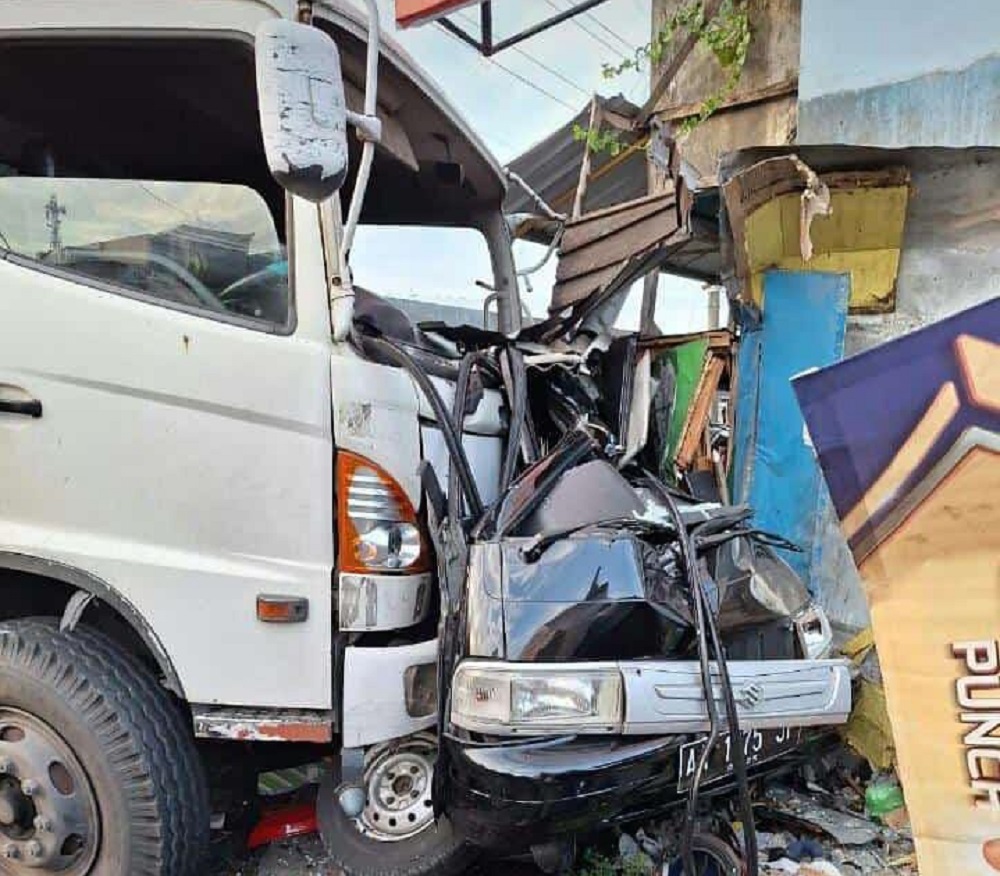Truk Hino bermuatan galon air mineral mengalami kecelakaan, menggencet mobil pikap warna hitam di turunan Kertek Wonosobo, Jumat (5/4/2024) pagi.