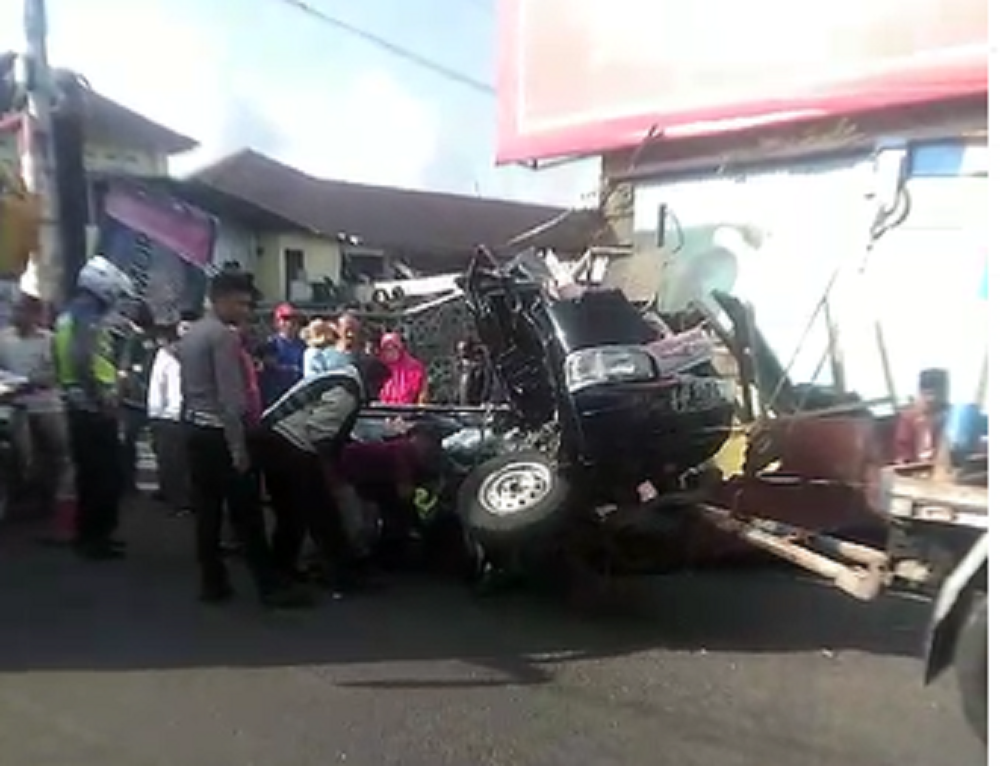 Kondisi mobil pikap milik pedagang tempe Pasar Kertek hancur tergencet truk Hino bermuatan galon air mineral yang mengalami rem blong di jalan turunan Kertek, Wonosobo, Jumat (5/4/2024)
