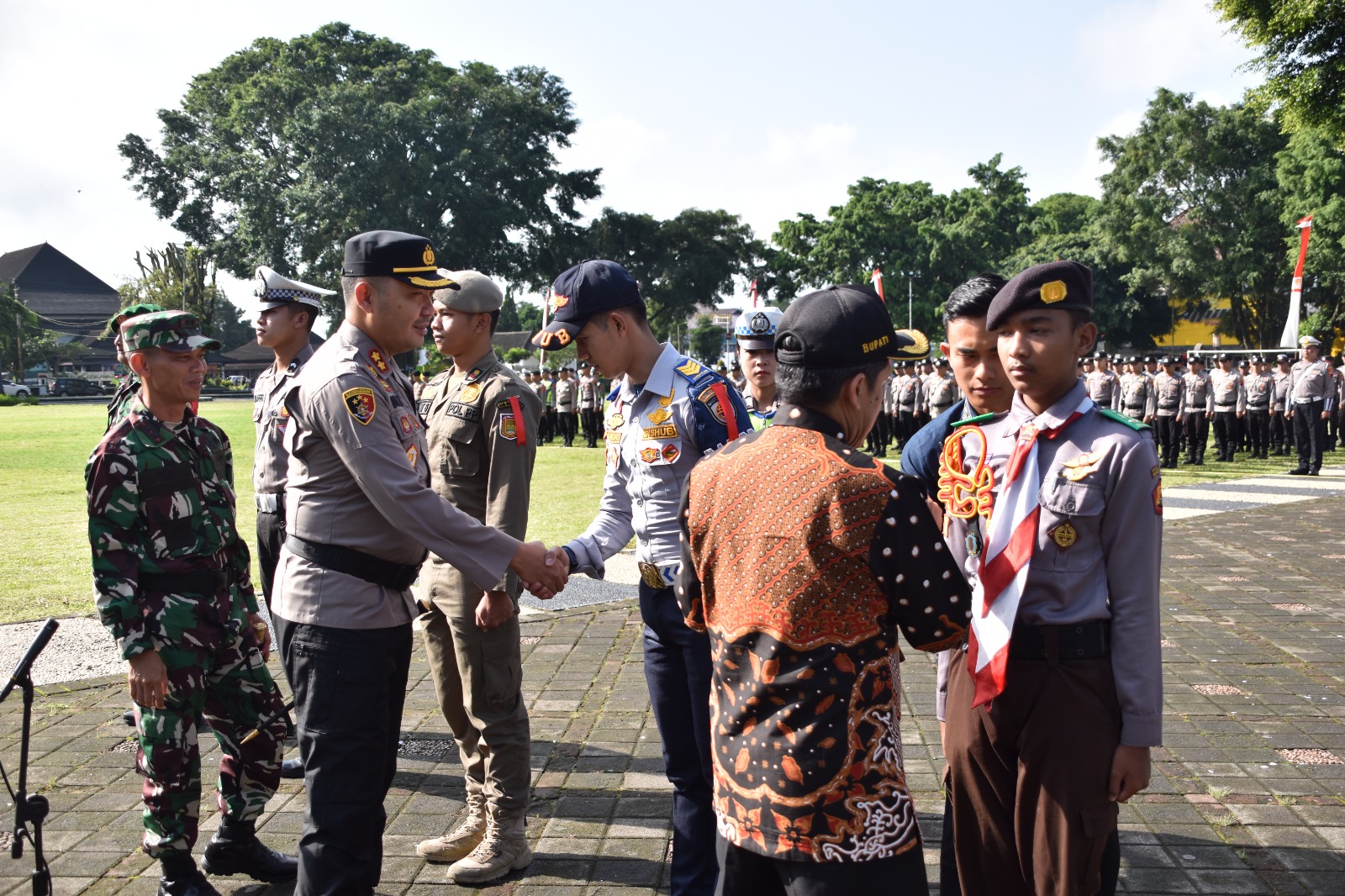 Kapolres Wonosobo AKBP Donny Sardo Lumbantoruan bersama Bupati Afif Nurhidayat dan Dandim Letkol Inf Helmy dalam gelar pasukan di alun-alun, kemarin (4/4/2024).