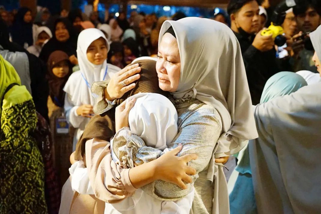 Indira Prasmini Agung Prabowo memeluk anak yatim dalam kegiatan buka bersama anak yatim di Pendopo Pengayoman, Rabu (3/4/2024) sore.