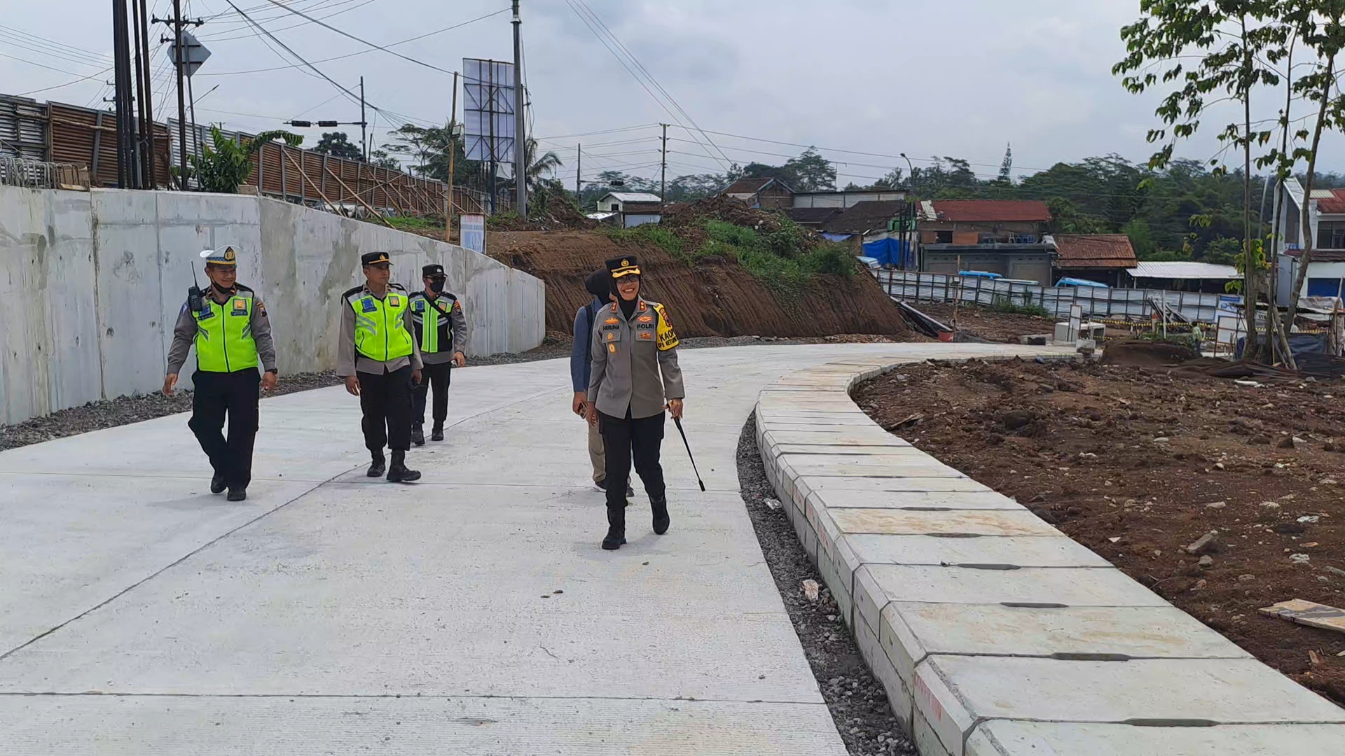Kapolres Magelang Kota AKBP Herlina mengecek kesiapan jalan tembus dari arah Tegalrejo menuju Jalan Soekarno-Hatta, Jumat (5/4/2024) siang.