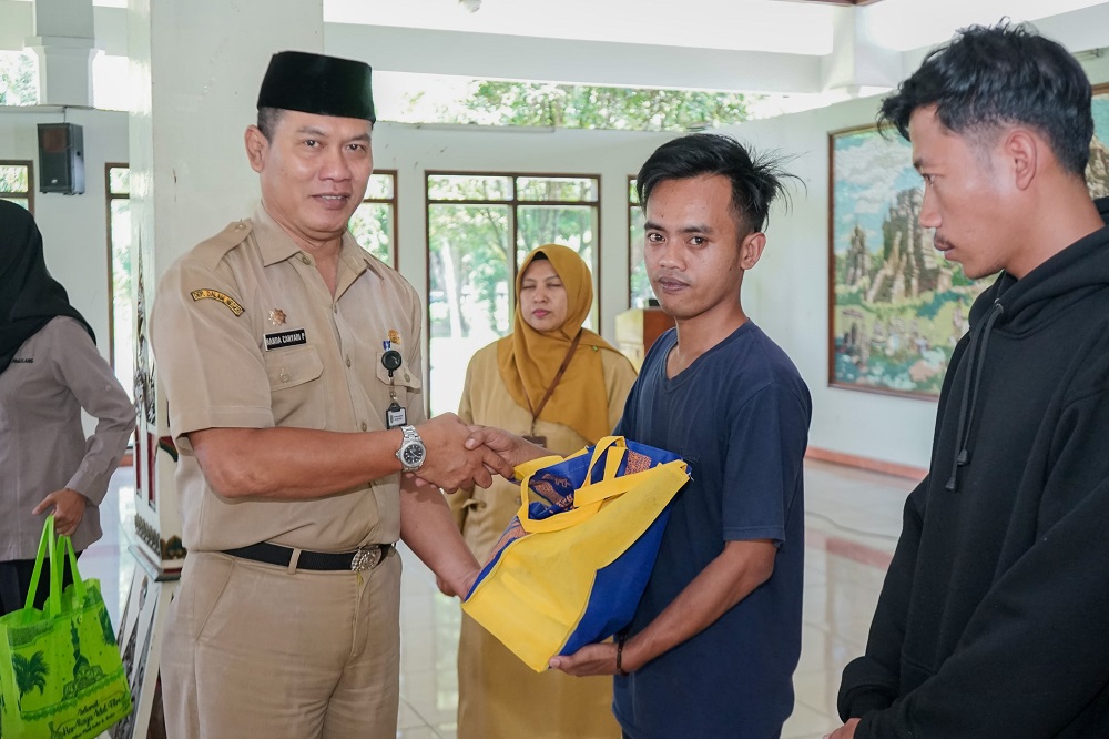 Asisten Perekonomian dan Pembangunan Setda Kabupaten Magelang Nanda Cahyadi Pribadi menyerahkan paket sembako.