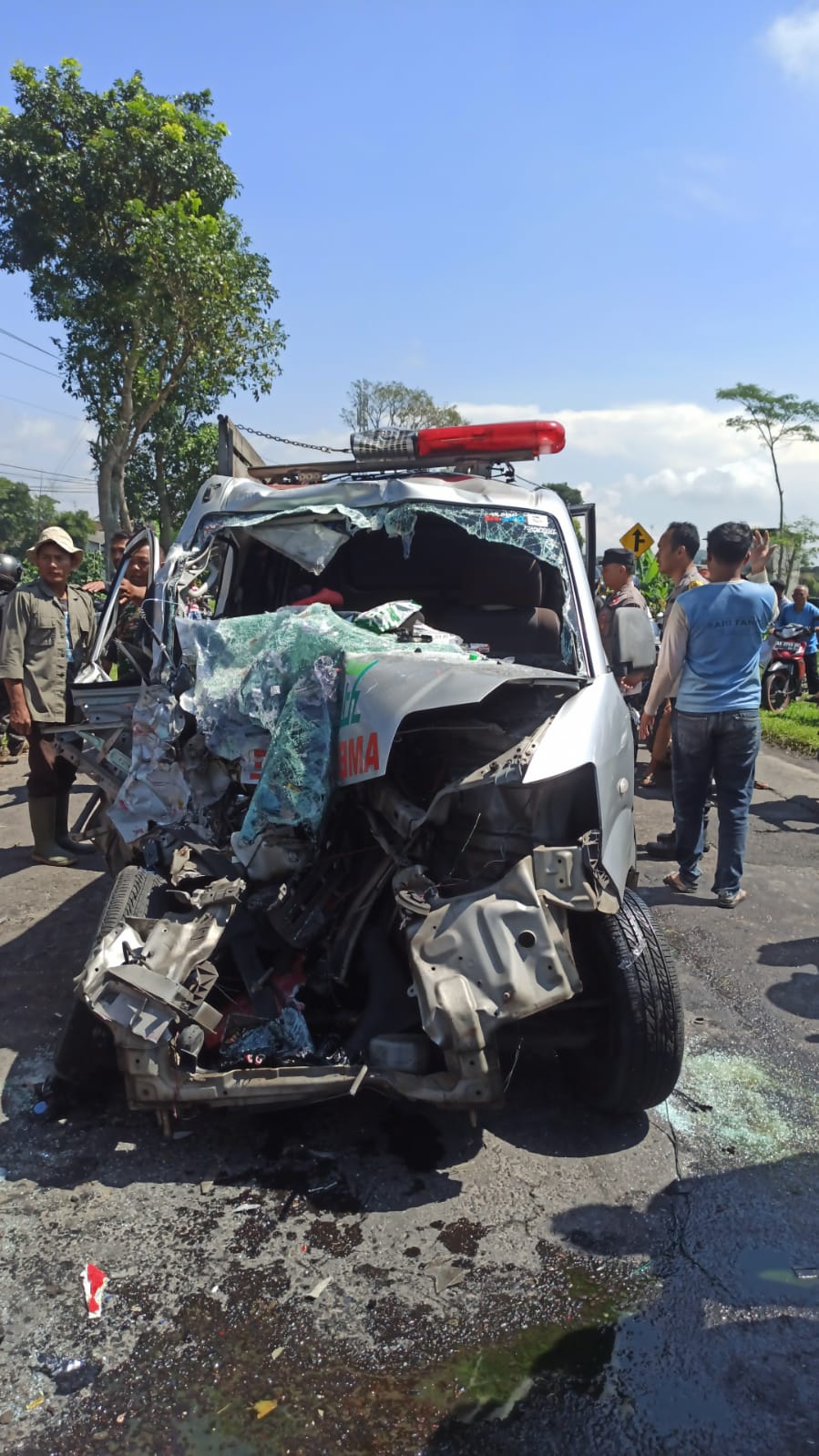 Ambulans pembawa jenazah dari Jakarta ringsek setelah menabrak bus Santoso di Desa Mangunsari, Ngadirejo Temanggung, Sabtu (6/4/2024).