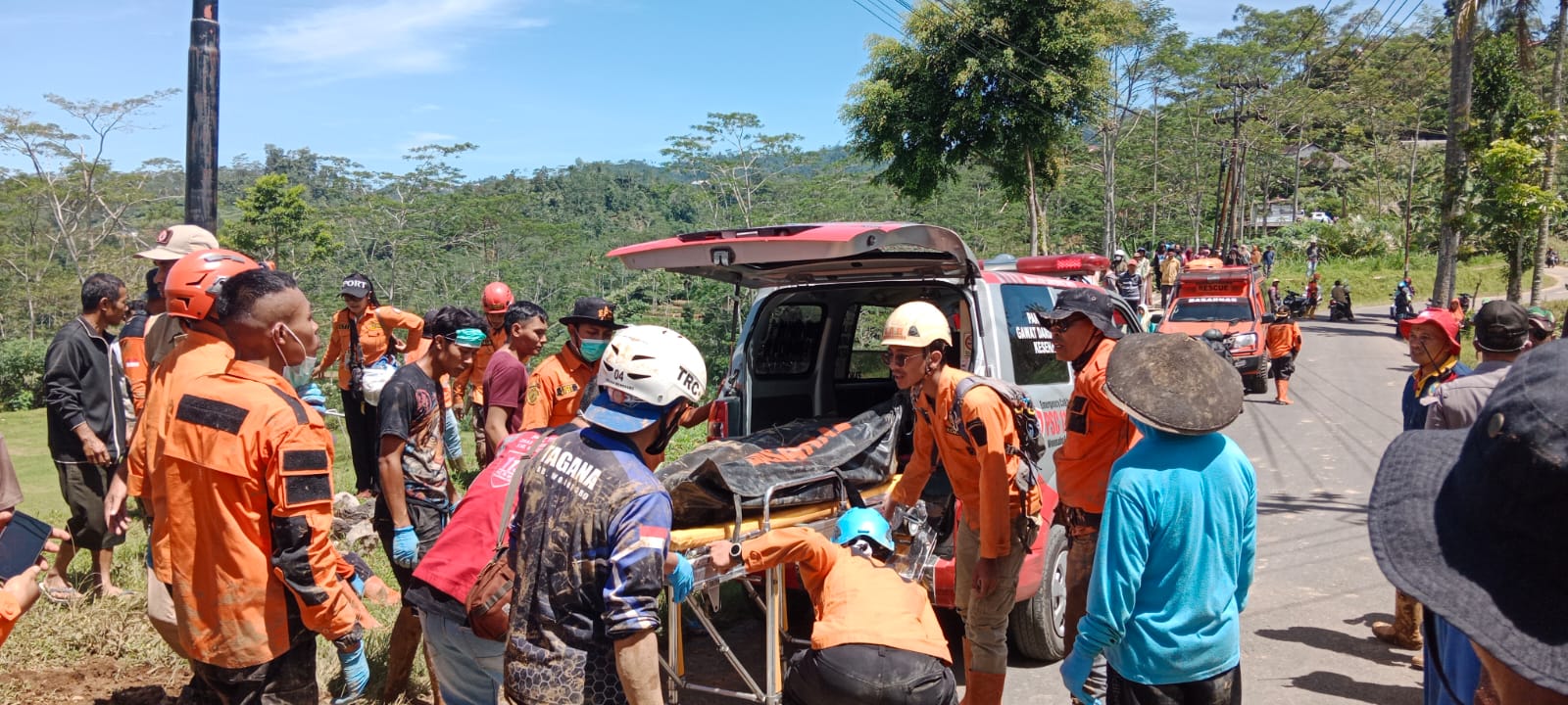 Korban yang tertimbun longsor tebing di Dusun Temanggung, Desa Kuripan Watumalang, Wonosobo ditemukan Minggu (7/4/2024).