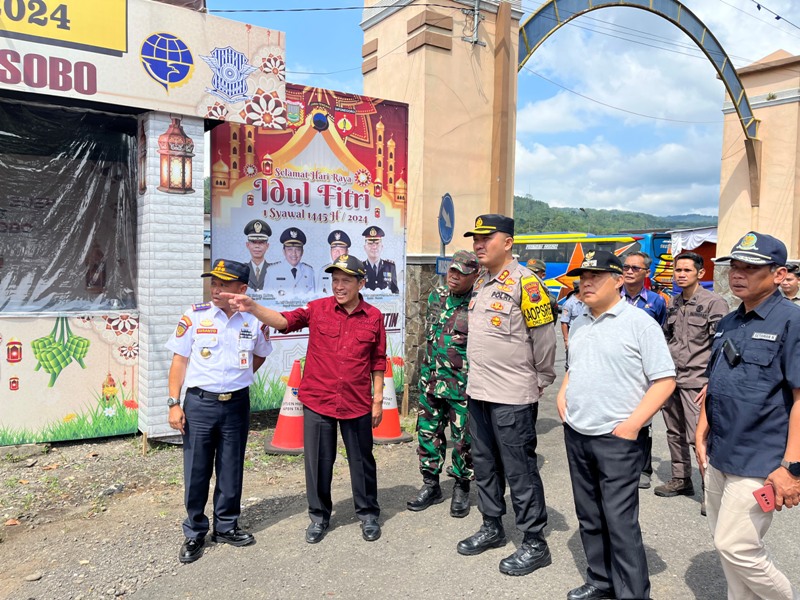 Bupati Wonosobo Afif Nurhidayat bersama Wabup Muhammad Albar dan forkompimda memantau posko terpadu Idul Fitri 1444 H, Jumat (5/4/2024).